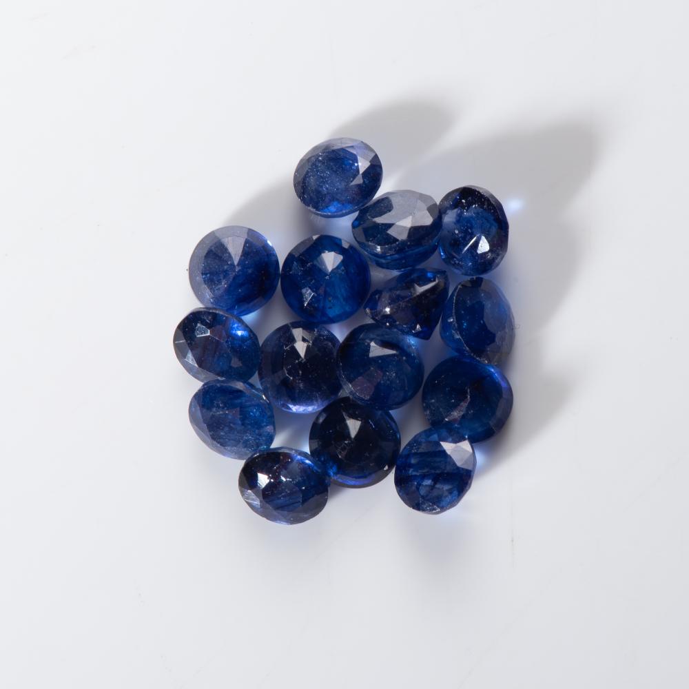 A MELEE OF LOOSE SAPPHIRES