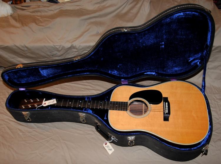 VINTAGE MARTIN D-28 ACOUSTIC GUITAR AND HARD SHELL CASE