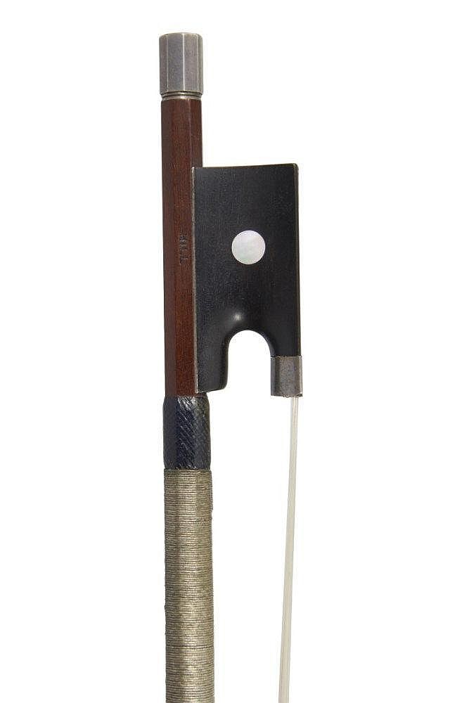 A SILVER-MOUNTED VIOLIN BOW W.E. HILL & SONS (fl London, 1887-1992)