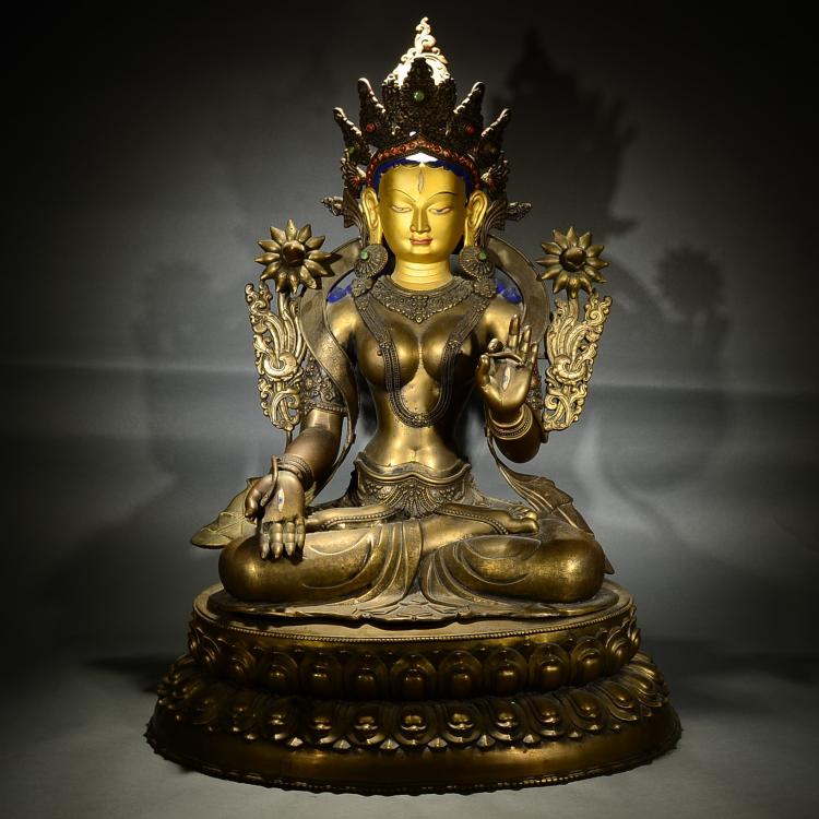 A GILT BRONZE GREEN TARA FIGURE STATUE