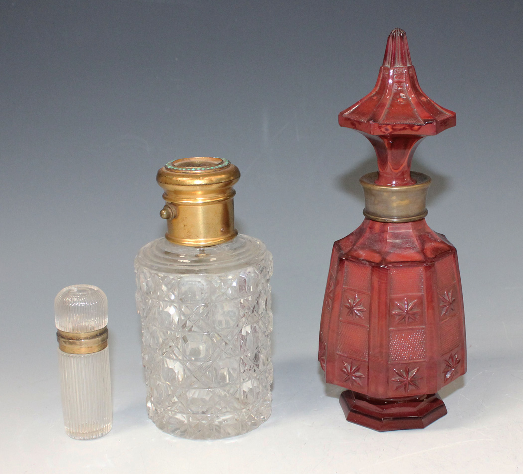 A LITHYALIN GLASS SCENT BOTTLE AND STOPPER