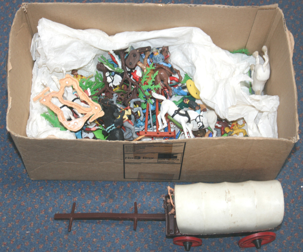 A COLLECTION OF AIRFIX PLASTIC MODEL KITS