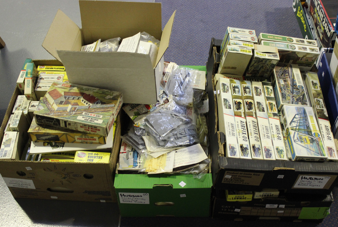 A COLLECTION OF AIRFIX PLASTIC MODEL KITS