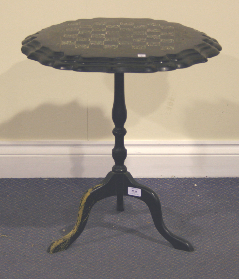 A VICTORIAN PAPIER-MÂCHÉ TIP-TOP GAMES TABLE BY JENNENS &AMP; BETTRIDGE