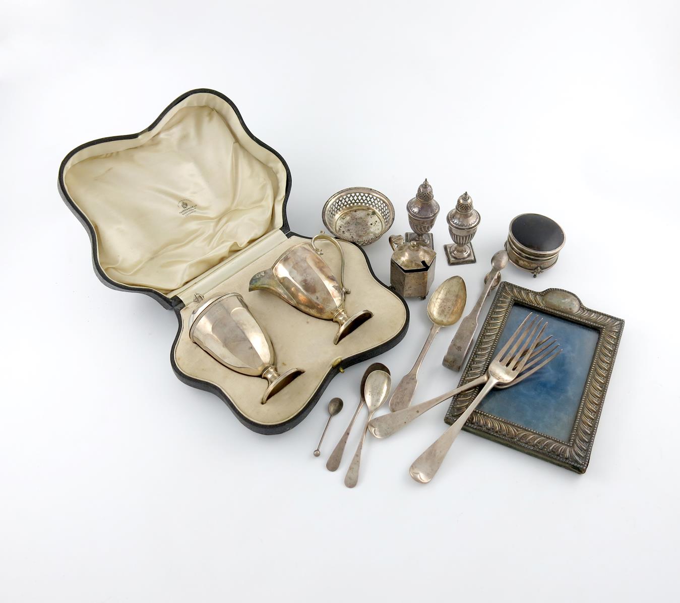 A mixed lot of silver items
