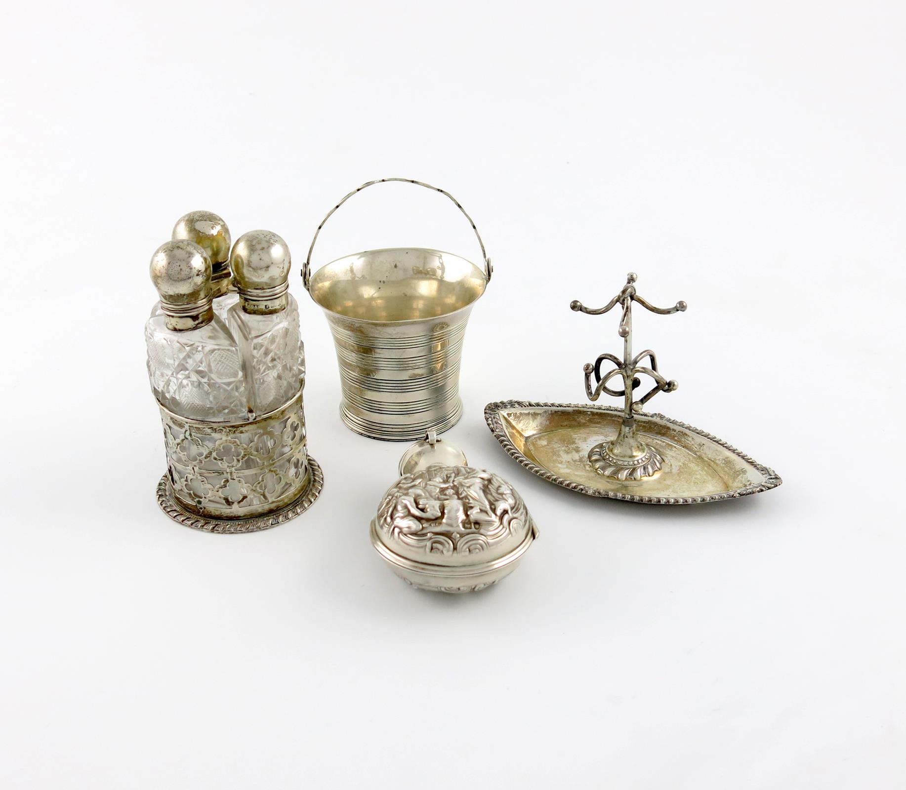 A mixed lot of silver items
