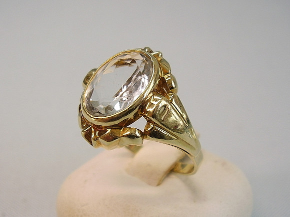 14 KARAT GULD AKVAMARIN RING.