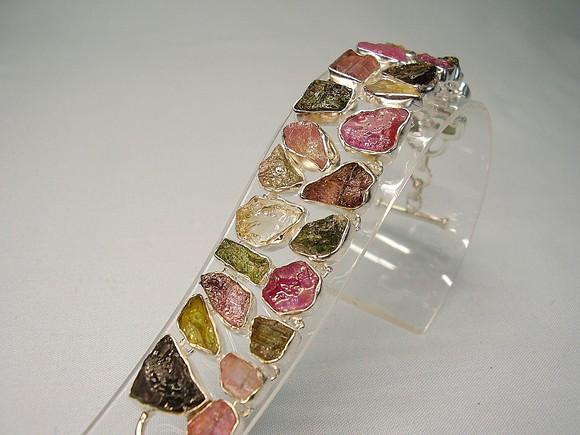 TURMALIN ARMBAND 70 ct. FLERFÄRGAD TURMALI…