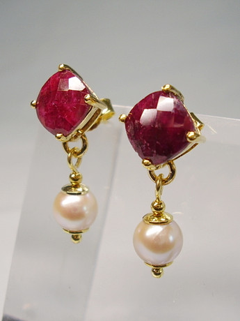 RUBY ÖRHÄNGEN MED AKOYA PÄRLOR SILVER & GU…