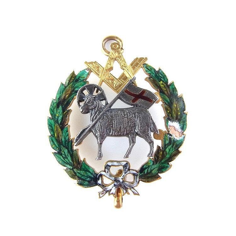 A 9 ct yellow gold enamelled Masonic pendant. 1.6 in (4.1 cm) length. Weigh