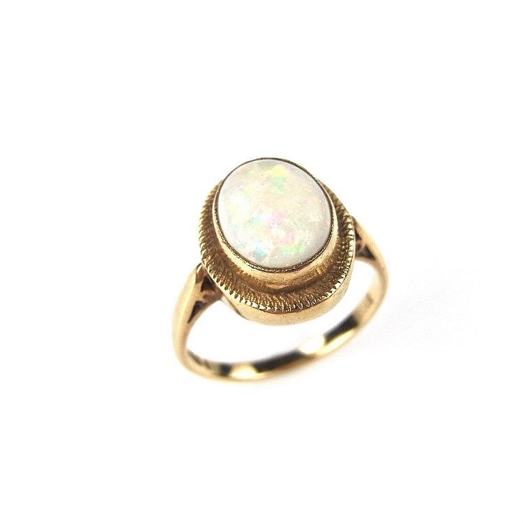9 ct yellow gold opal ring. The oval opal cabochon