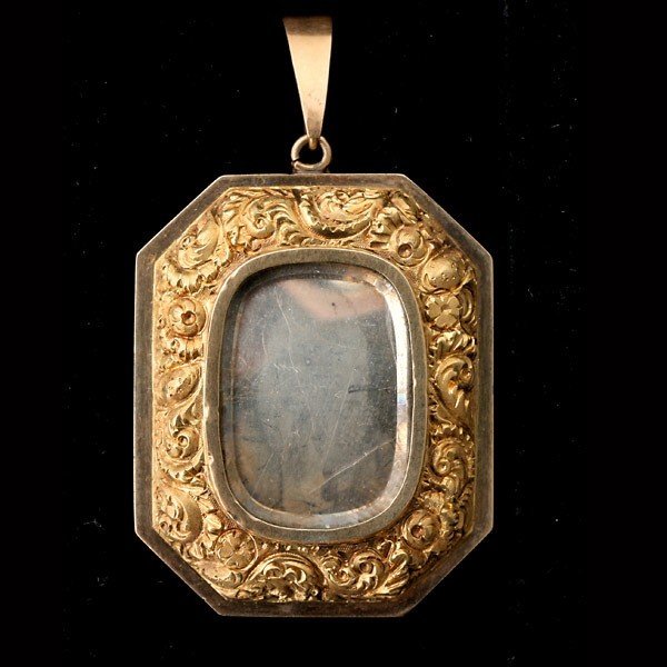 9k yellow gold locket-pendant.