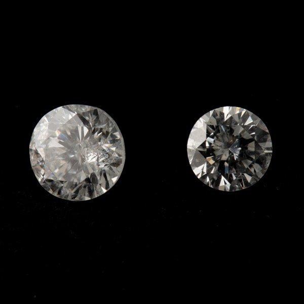 2 unmounted round brilliant-cut diamonds.