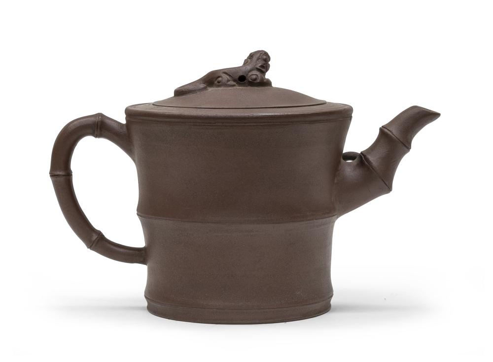 A CHINESE YIXING CERAMIC TEAPOT, 20TH CENTURY.