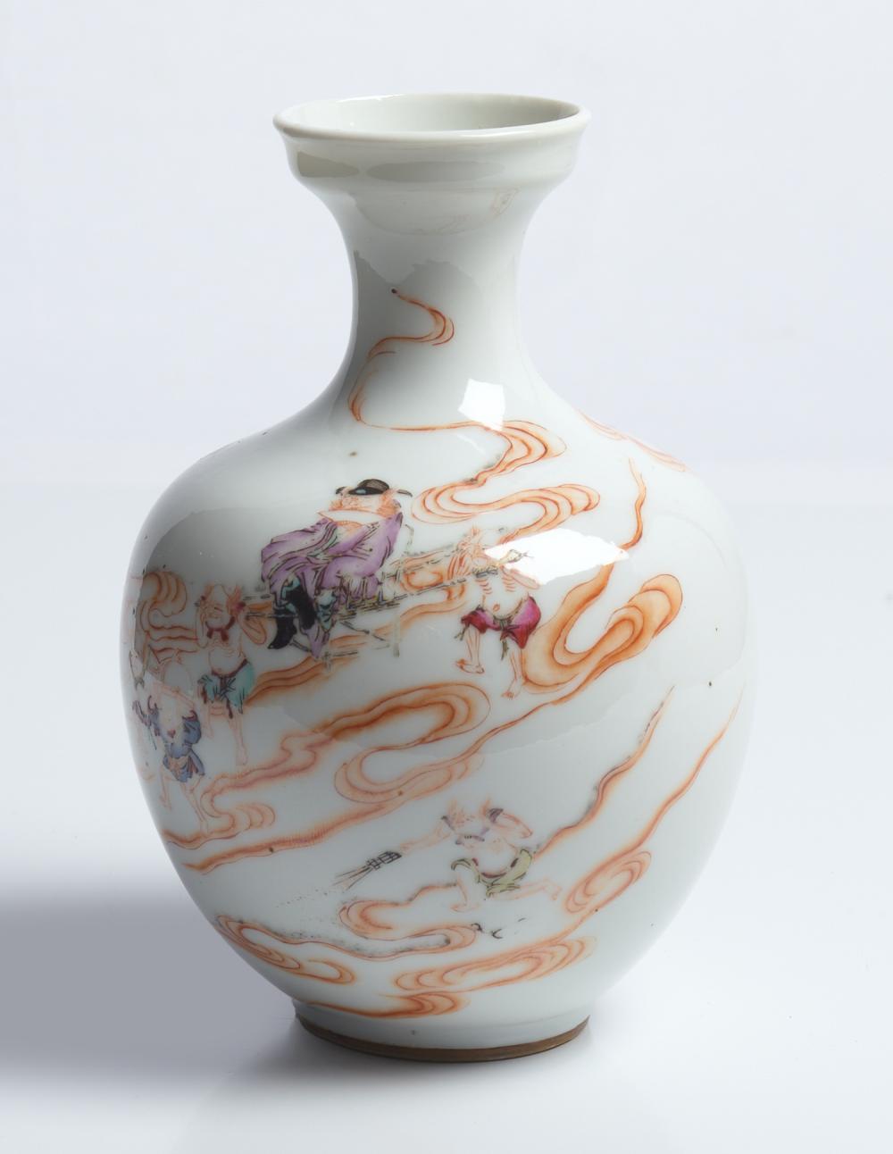 A CHINESE FENCAI/FAMILLE ROSE VASE REPUBLIC PERIOD (1912-1949)