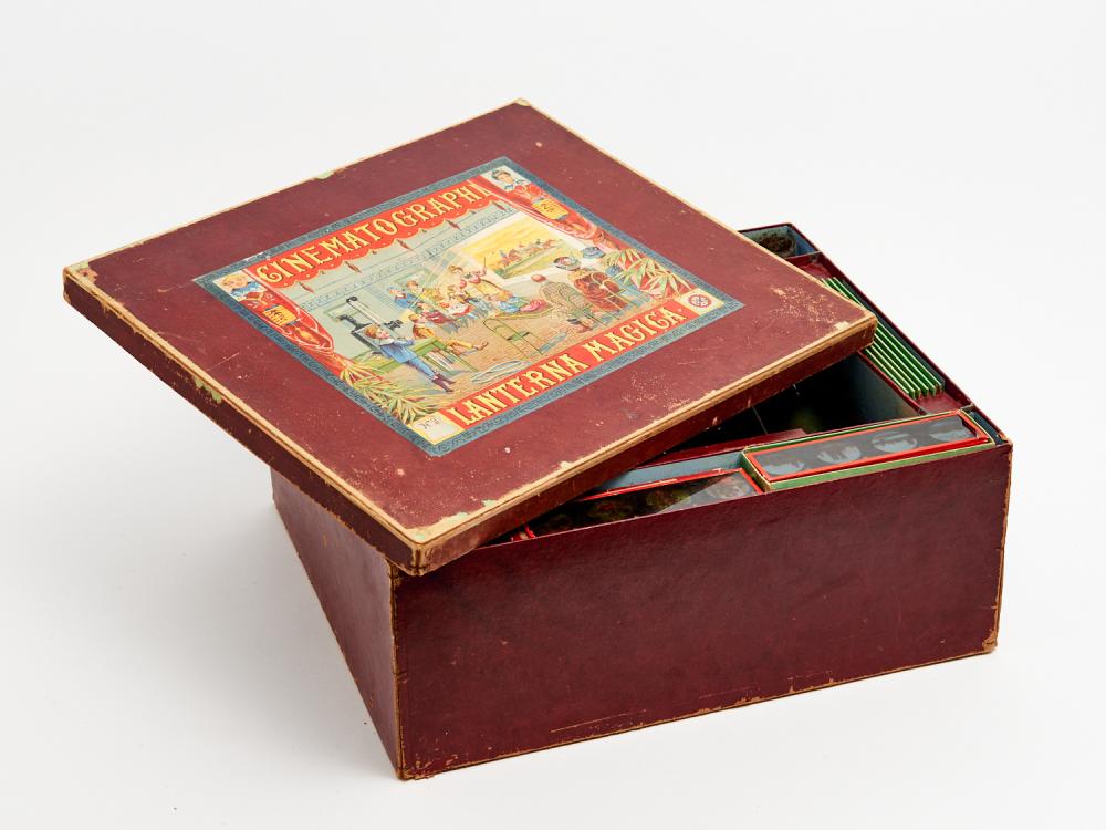 A BOXED CINEMATOGRAPH LANTERNA MAGIC LANTERN WITH SELECTION OF GLASS SLIDES