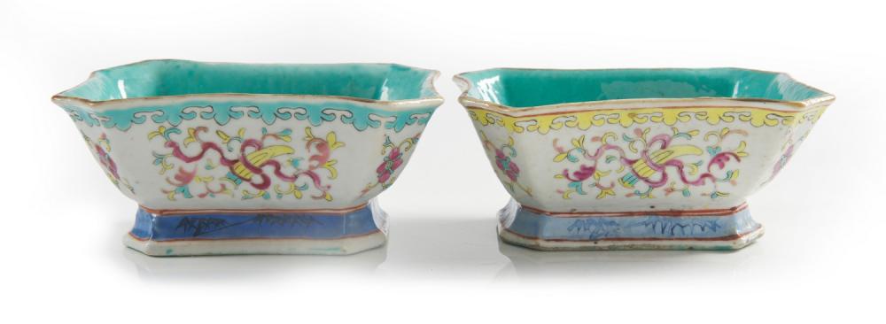 A PAIR OF CHINESE FAMILLE ROSE BOWLS QING DYNASTY (1644-1912)