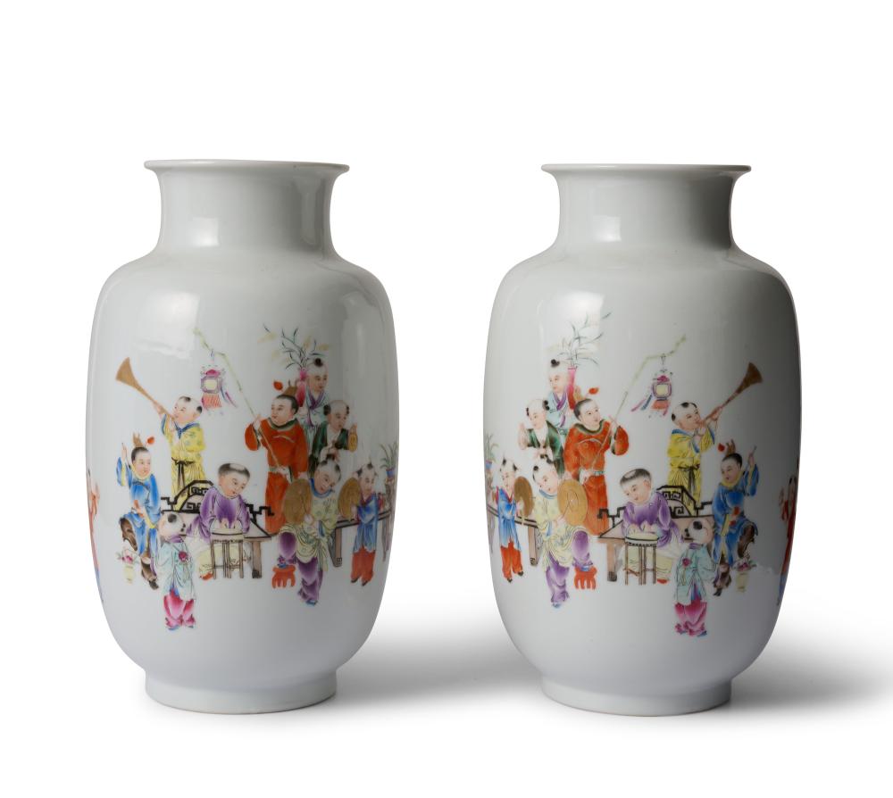 A MIRROR IMAGE PAIR OF CHINESE FAMILLE ROSE VASES REPUBLIC PERIOD (1912-1949)