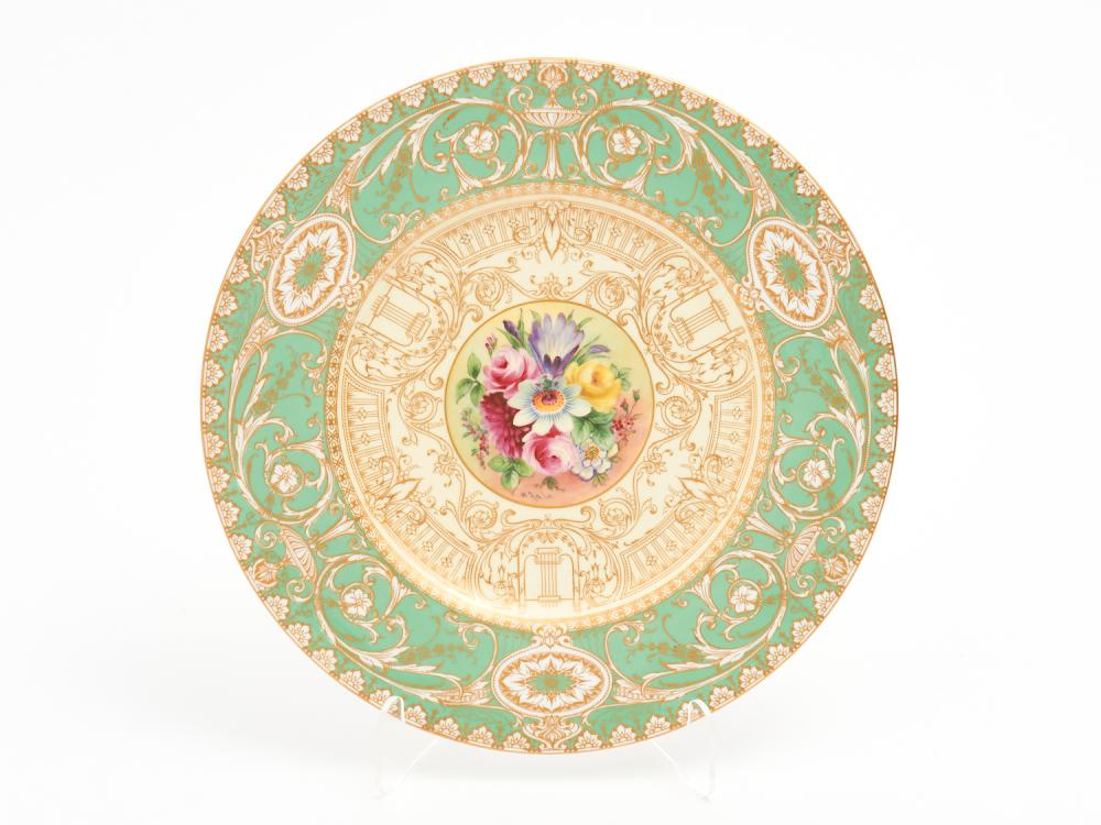A ROYAL WORCESTER HAND PAINTED CABINET PLATE WITH FLORAL AND GILDED DECORATION
