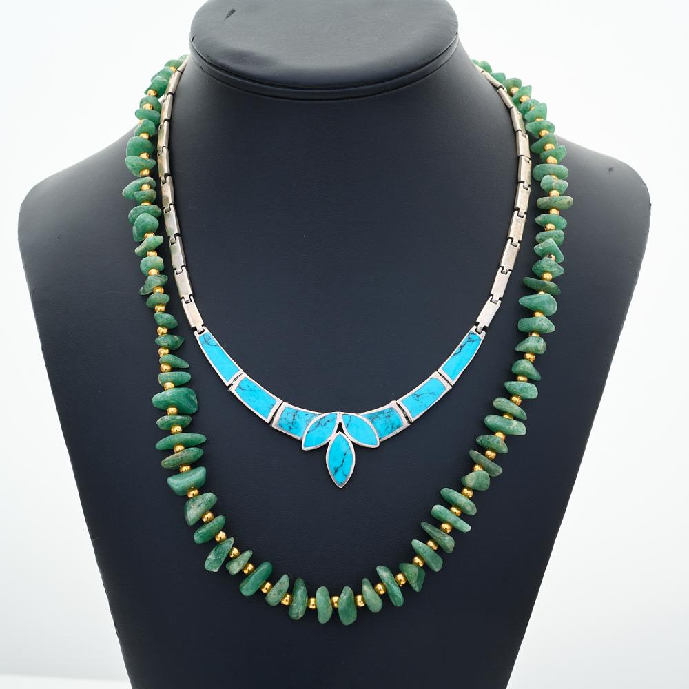 A GREEN HARDSTONE BEAD NECKLACE