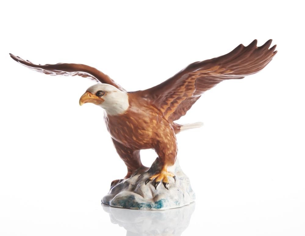 BESWICK EAGLE FIGURE (34 CM W)