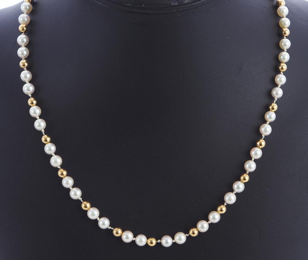 A CULTURED PEARL JEWELLERY SUITE IN 14CT GOLD