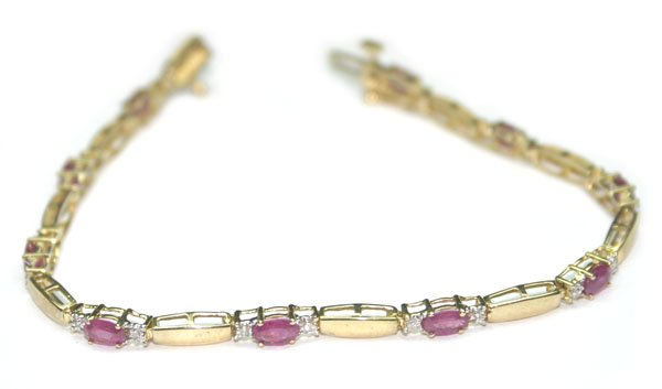 5318: 7.CT DIAM & RUBY 5.50 GR 10kt GOLD BRACELET.
