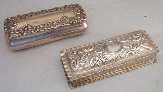 A silver rectangular hinge lidded trinket box, the