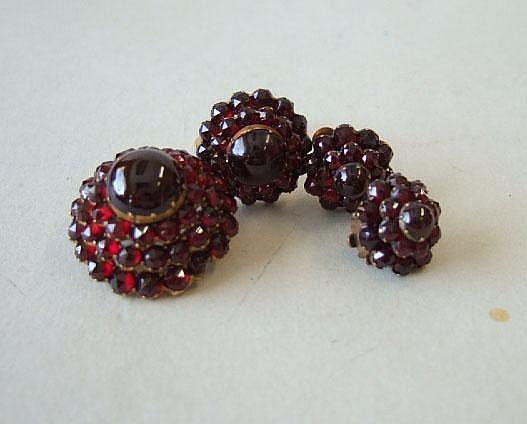 A carbuncle garnet and Bohemian garnet set brooch,