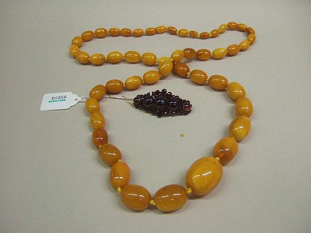 A carbuncle garnet and Bohemian garnet set brooch,