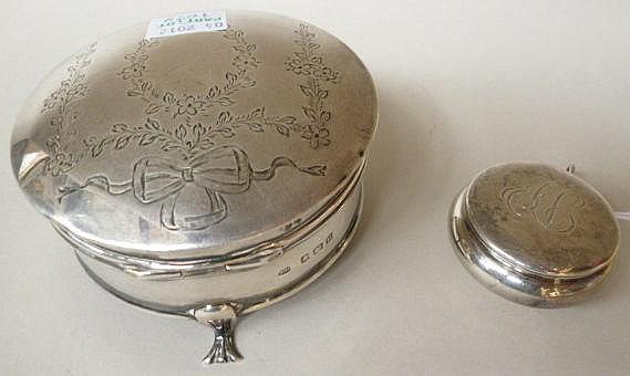 A silver circular hinge lidded trinket box, the