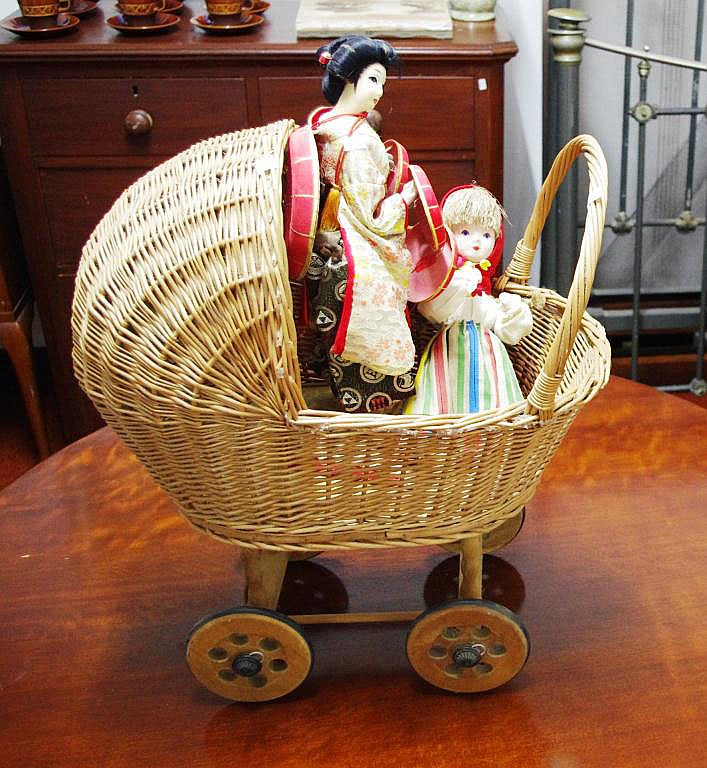 Vintage doll's pram & 2 dolls