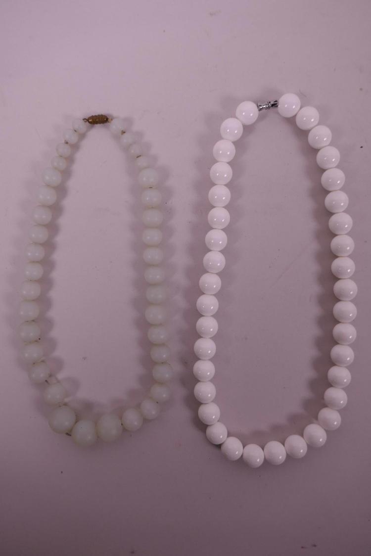 A STRING OF WHITE SHELL BEADS