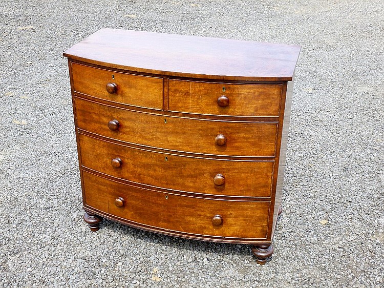 VICTORIAN MAHOGANY BOWFRONTED CHEST WITH TWO SHORT
