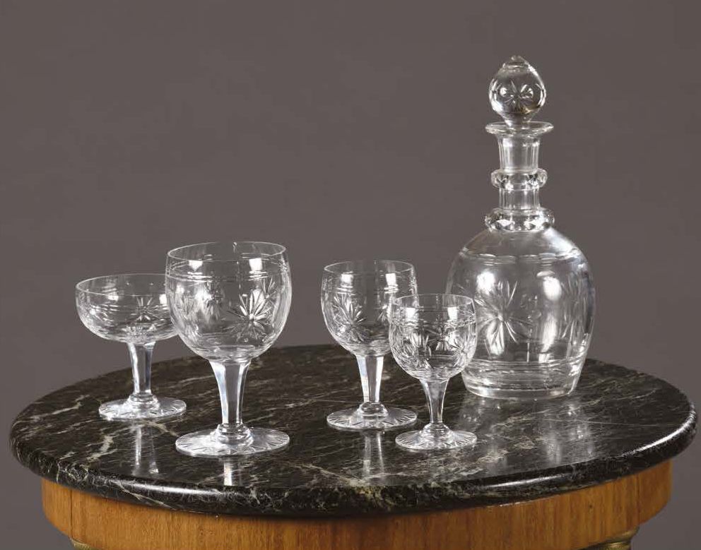 PARTIE DE SERVICE DE VERRES sur pied à pans... - Lot 215 - Brissonneau