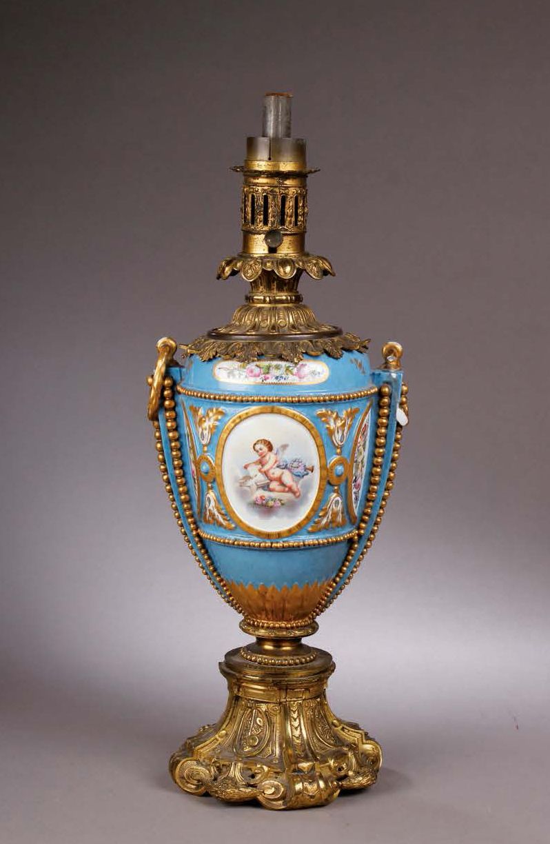 LAMPE à pétrole en porcelaine à décor de... - Lot 217 - Brissonneau