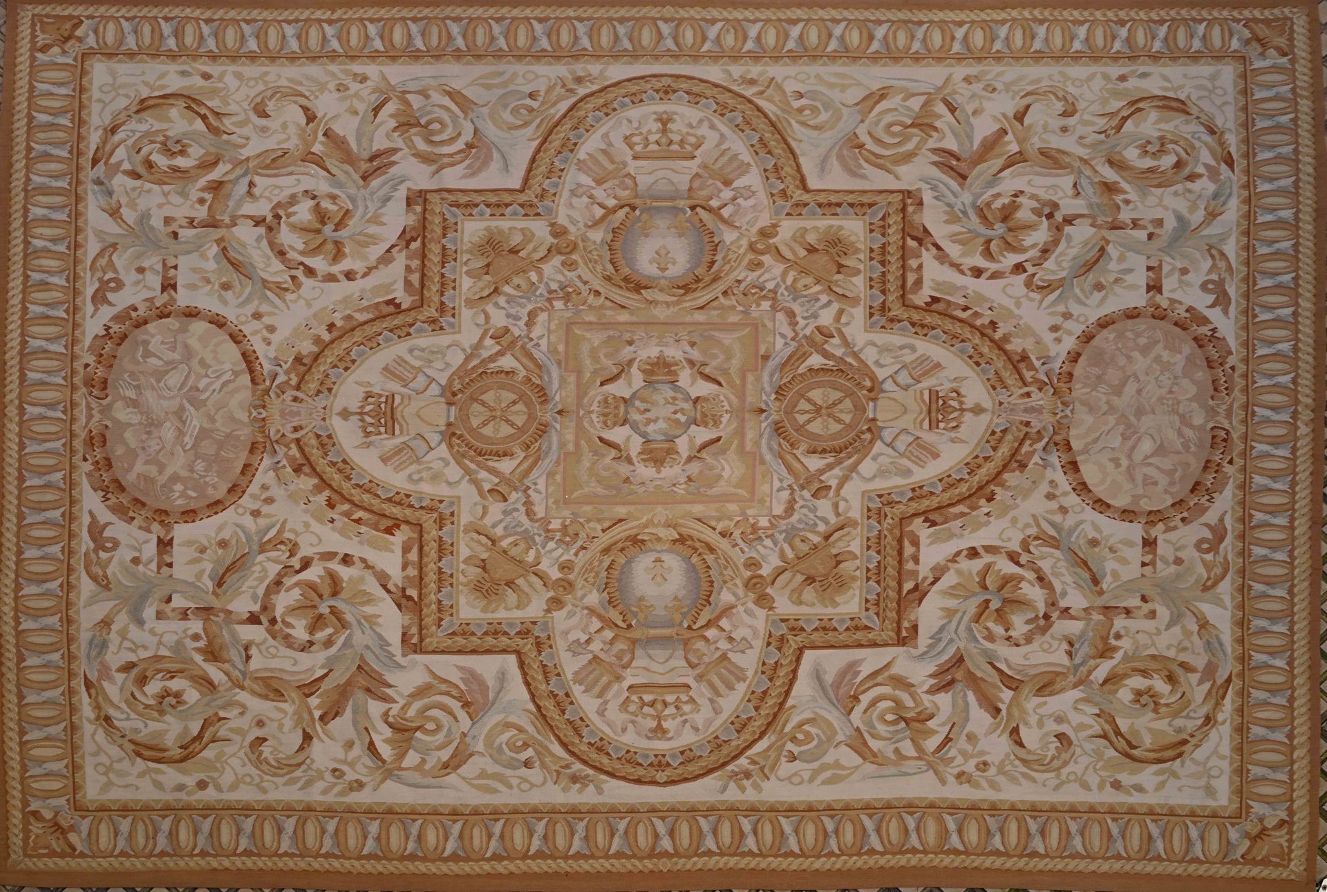 TAPIS à médaillon central polylobé à décor de fleurs de lys - Lot 262
