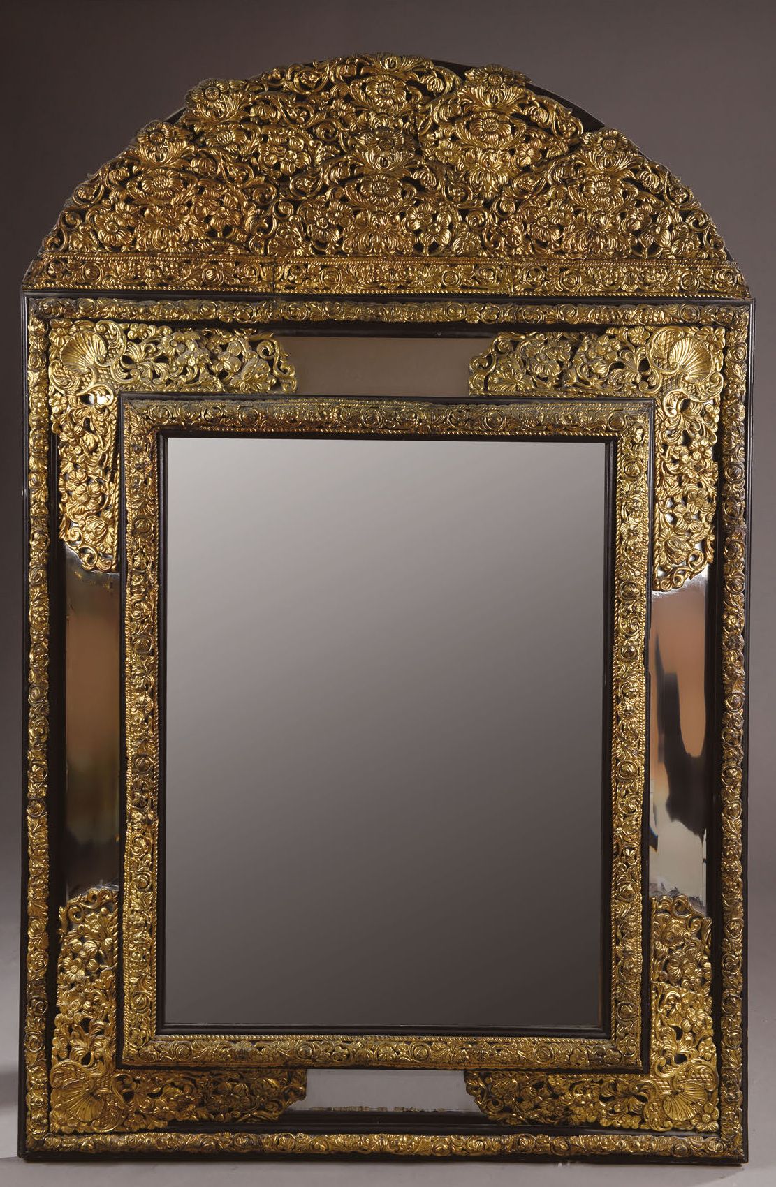 Grand MIROIR à parclose surmonté d'un fronton... - Lot 330 - Brissonneau
