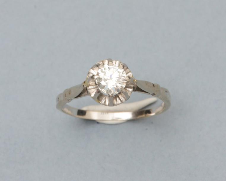 Bague solitaire en or gris 750MM et , platine…