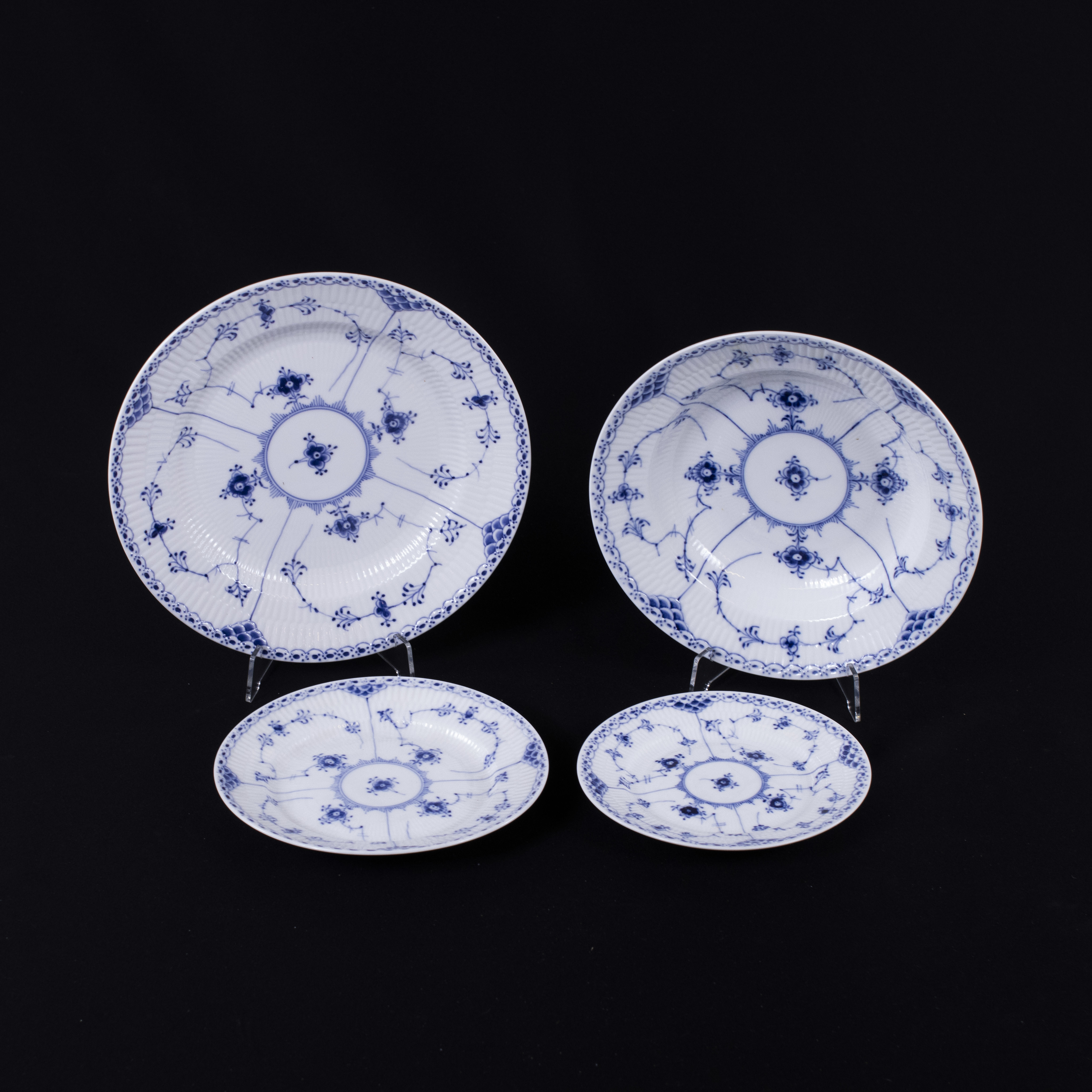 Tallrikar, 4 st, "Musselmalet", 571, 659, 573, 574, Royal Copenhagen