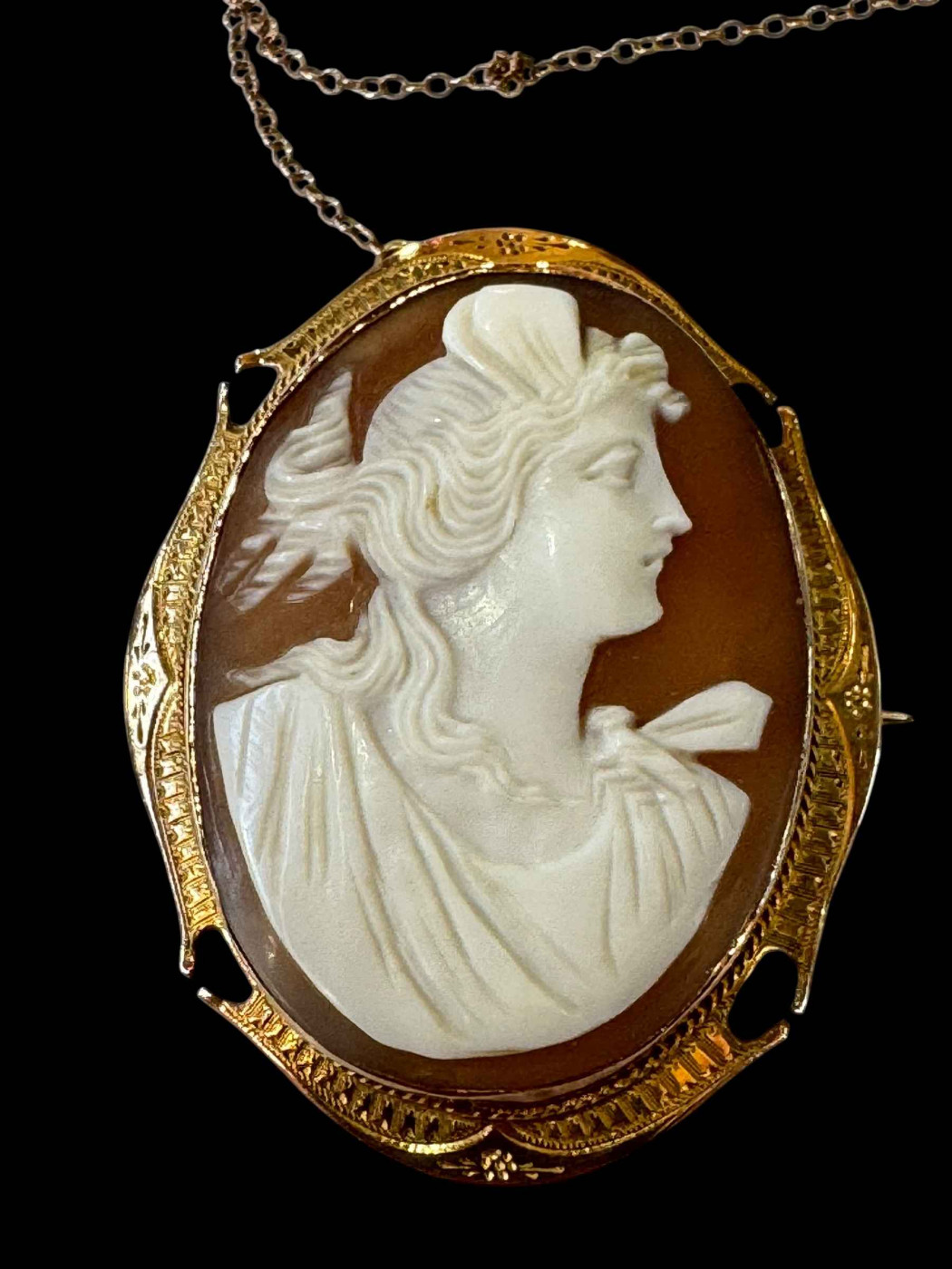 9 carat gold mounted cameo brooch.