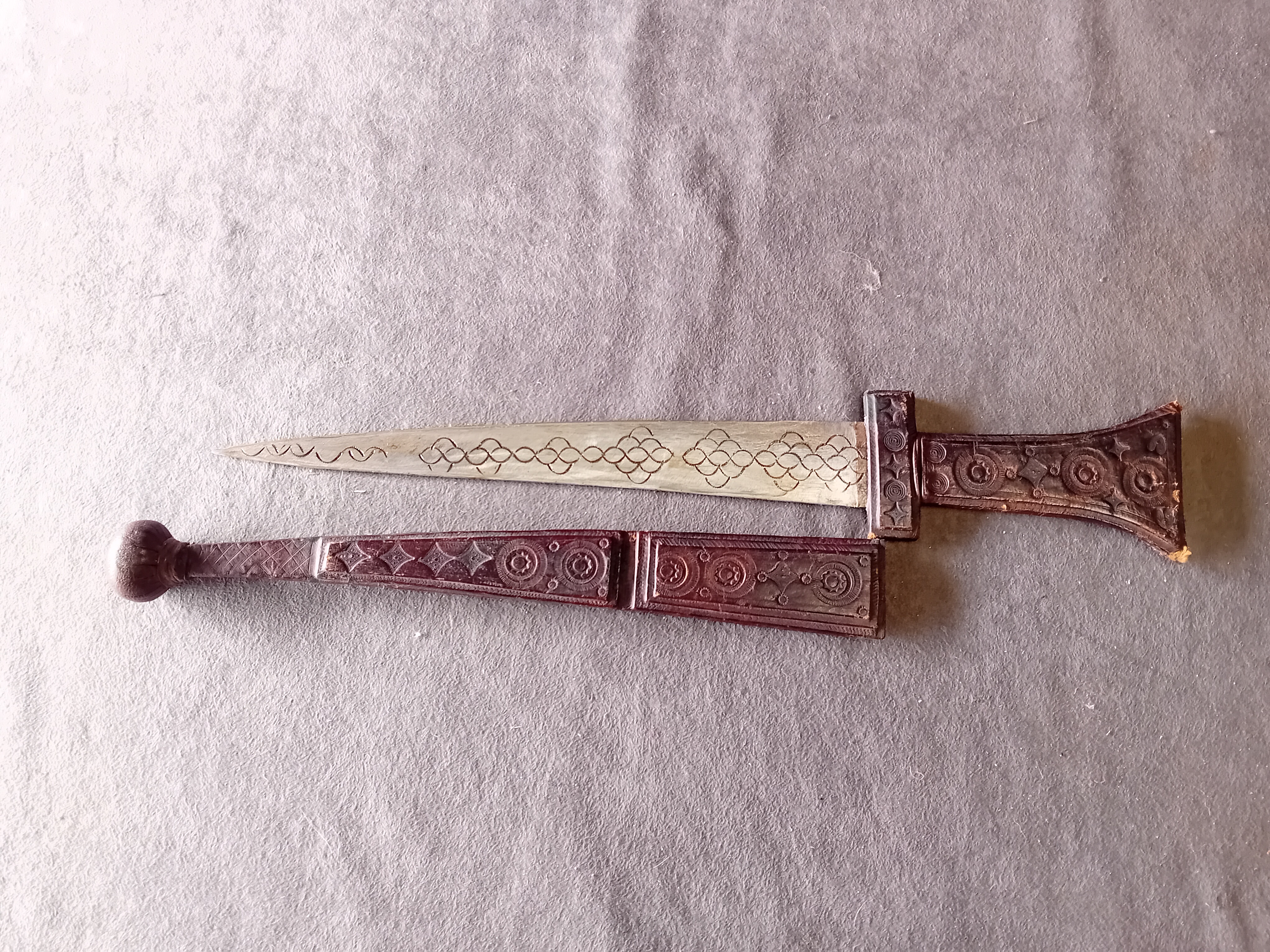 ENGRAVED METAL DAGGER WITH EMBOSSED SCABBARD