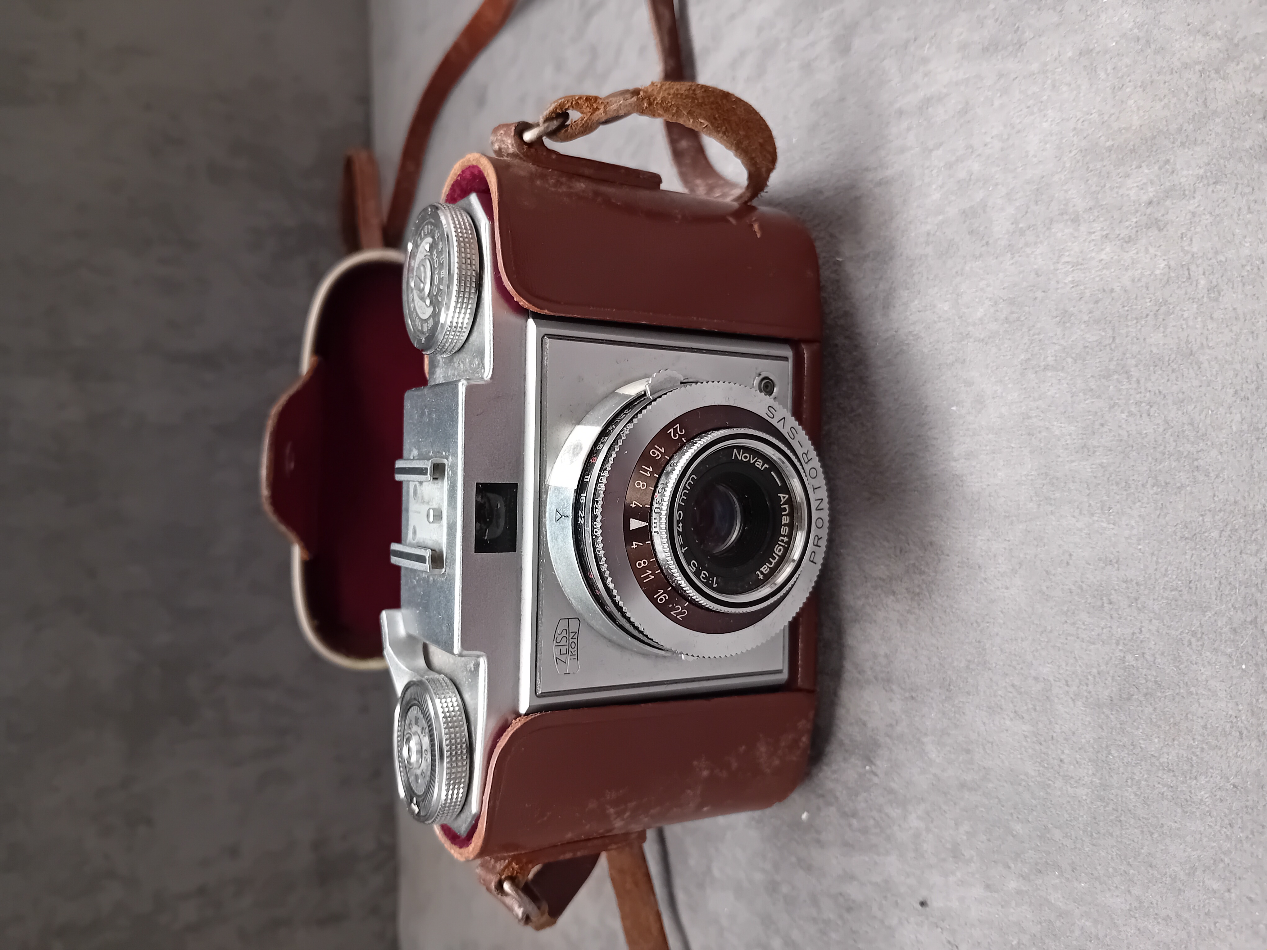ZEISS IKON Contina Prontor-SVS in leather case as pictured