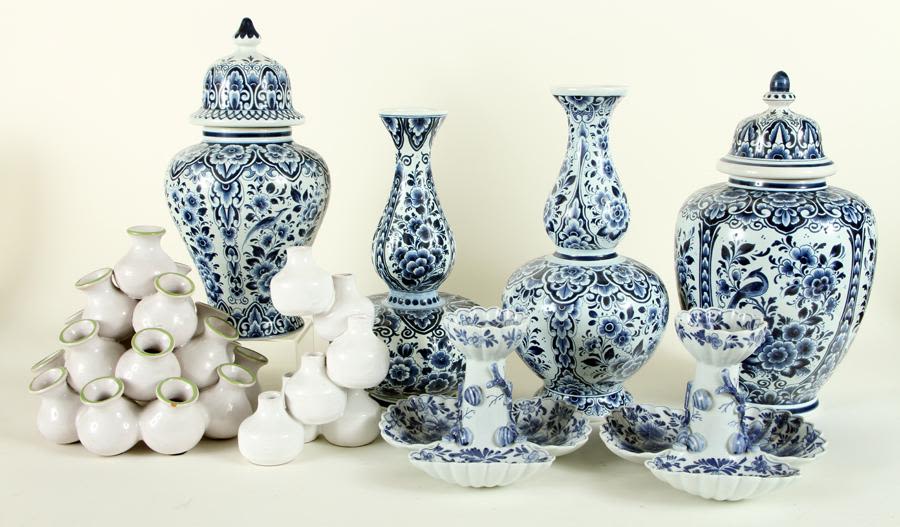 EIGHT PIECE LOT OF DECORATIVE CERAMICS